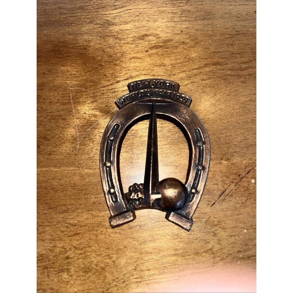 1939 NEW YORK WORLD'S‎ FAIR Souvenir HORSESHOE METAL